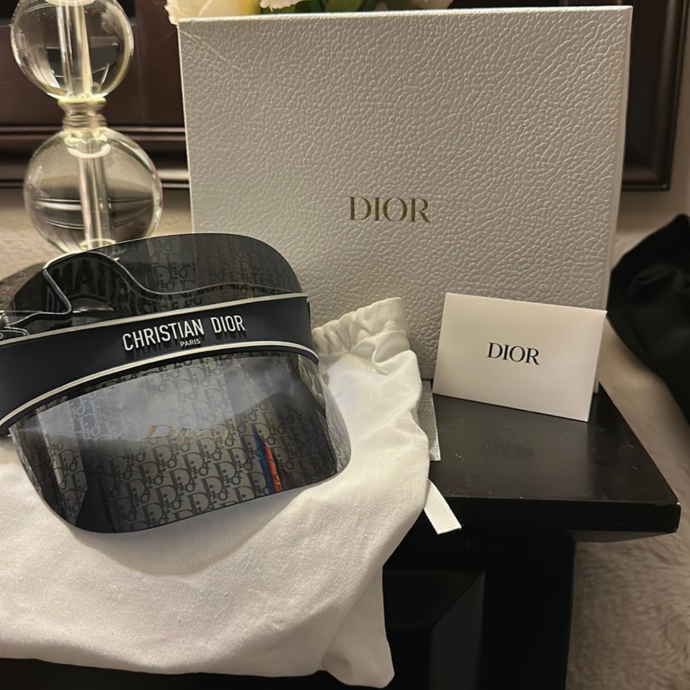 DIORCLUB V1U
Blue Dior Oblique Visor 100% Authentic